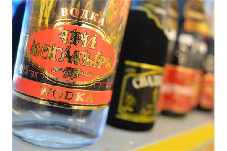 ARCHIV - Wodka und Krimsekt in einem russischen Supermarkt in Berlin. Foto: Marc Tirl/dpa-Zentralbild/dpa