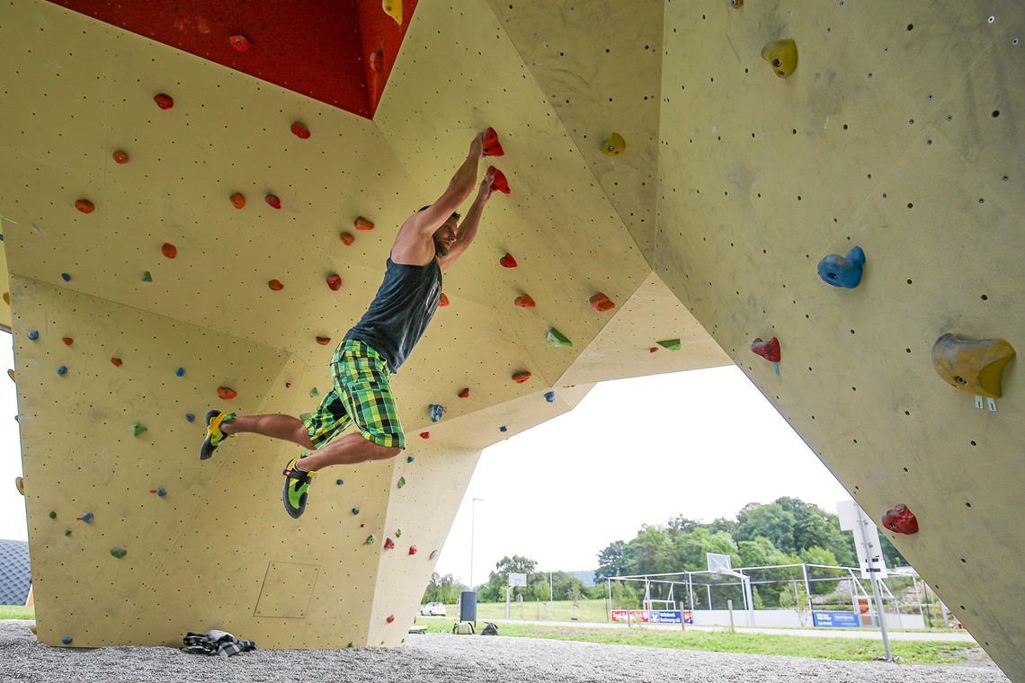 Kletterspaß am Allmersbacher Boulderblock Archivbild: Alexander Becher