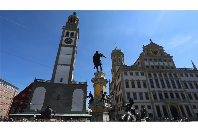 Archivbild: Der Brunnen mit der Figur des römischen Kaisers Augustus steht in Augsburg zwischen dem Perlachturm (links) und dem Rathaus (rechts).