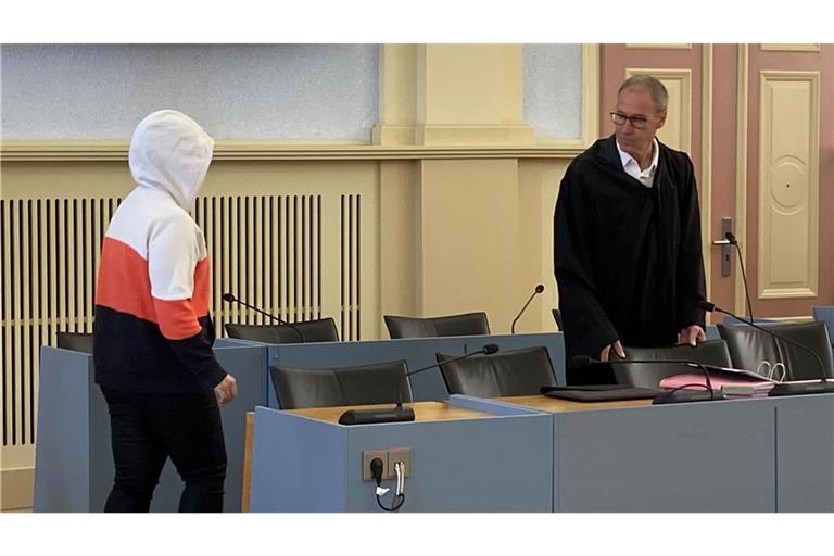 Archivbild: Die Angeklagte betritt den Gerichtssaal.