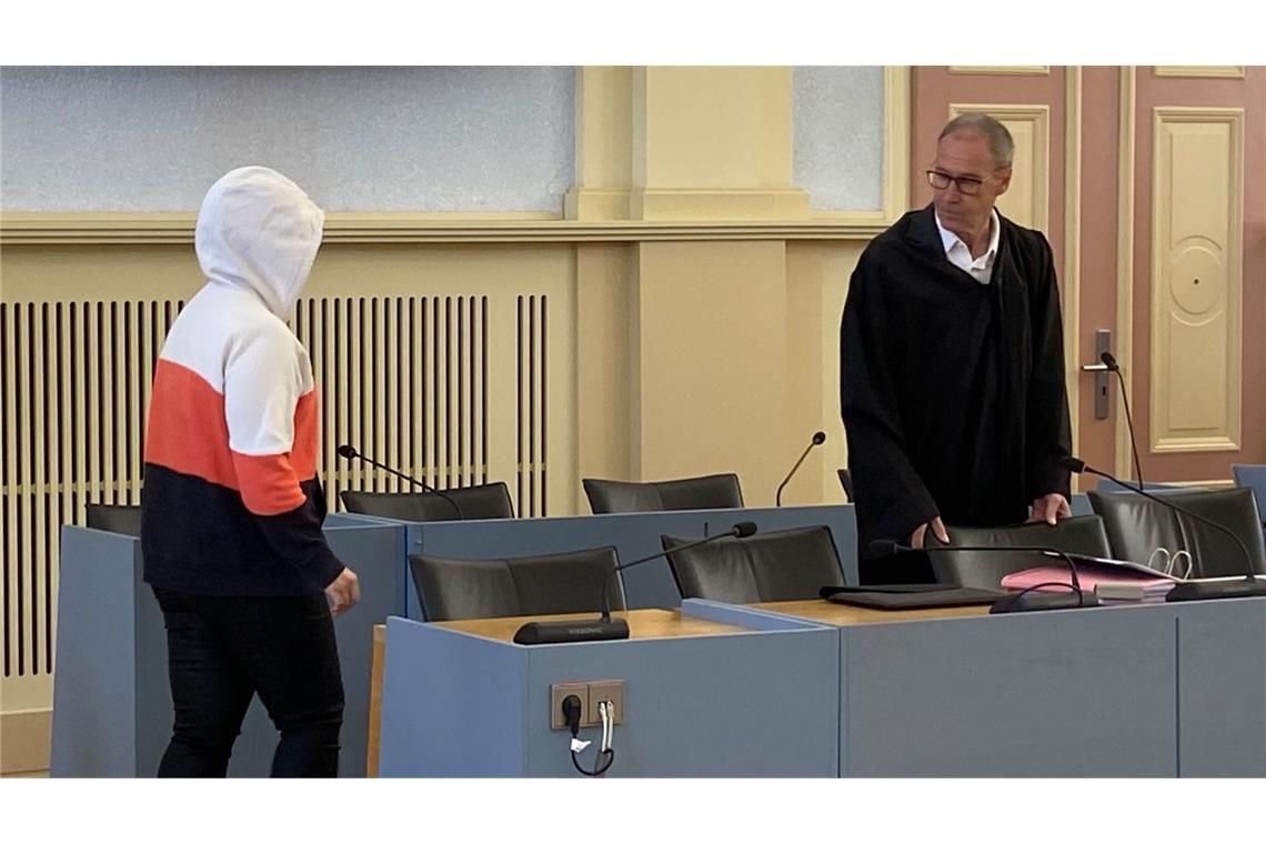 Archivbild: Die Angeklagte betritt den Gerichtssaal.