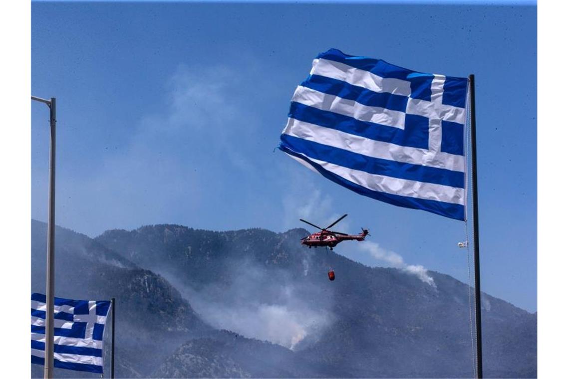 Archivbild: Ein Hubschrauber arbeitet Ende Mai an der Eindämmung eines Waldbrandes in Griechenland. In dem Land sind erneut mehrere Brände ausgebrochen. Foto: Xinhua/dpa