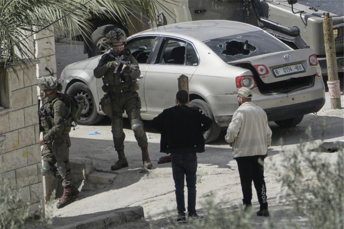 Netanjahu warnt Einwohner der Stadt Gaza: „verschwinden Sie" Archivbild: Ein israelischer Soldat richtet seine Waffe auf einen Palästinenser während eines Armeeeinsatzes im Flüchtlingslager Al-Ain in der Nähe der Stadt Nablus im Westjordanland.