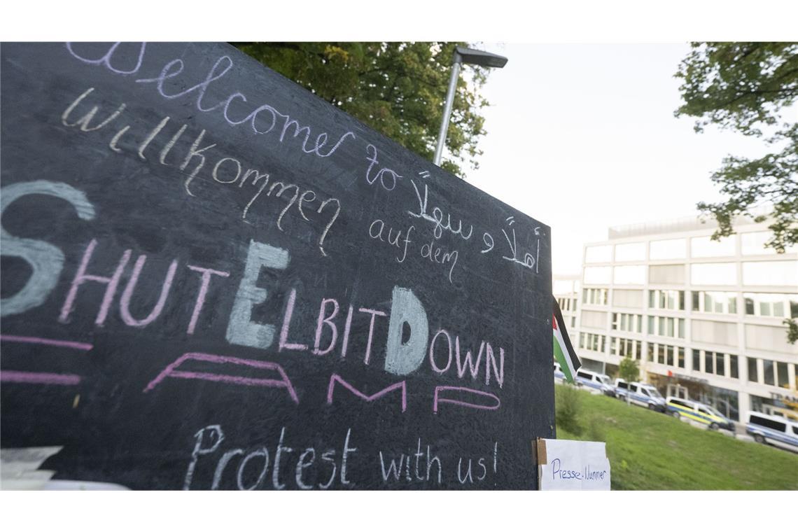 Archivbild: Ein Schild mit der Aufschrift «Willkommen auf dem ShutElbitDown Camp!» vor einem Bürogebäude, in dem sich unter anderem Räume des Rüstungskonzerns Elbit Systems befinden.