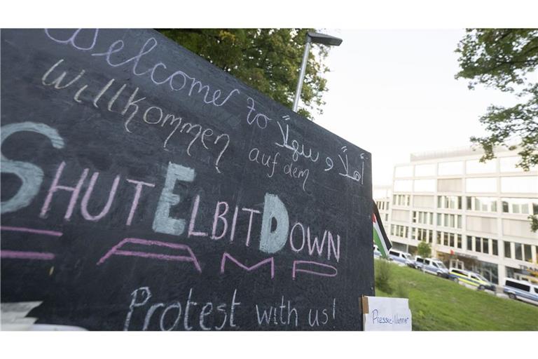 Archivbild: Ein Schild mit der Aufschrift «Willkommen auf dem ShutElbitDown Camp!» vor einem Bürogebäude, in dem sich unter anderem Räume des Rüstungskonzerns Elbit Systems befinden.