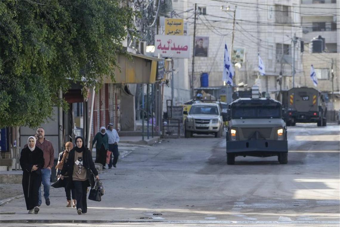 Netanjahu warnt Einwohner der Stadt Gaza: „verschwinden Sie" Archivbild: Fahrzeuge der israelischen Armee sind während einer Militäroperation in der Westjordanland-Stadt Dschenin zu sehen.
