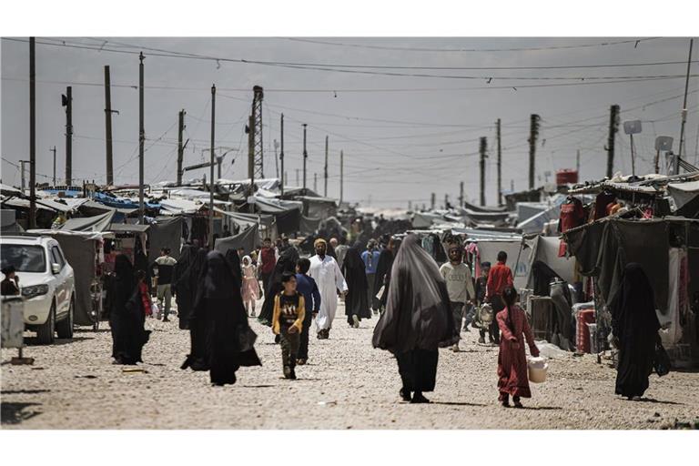 Archivbild: Familienmitglieder von mutmaßlichen Kämpfern der Gruppe „Islamischer Staat“ (IS) gehen durch das Lager al-Hol in der Provinz Hasakeh.