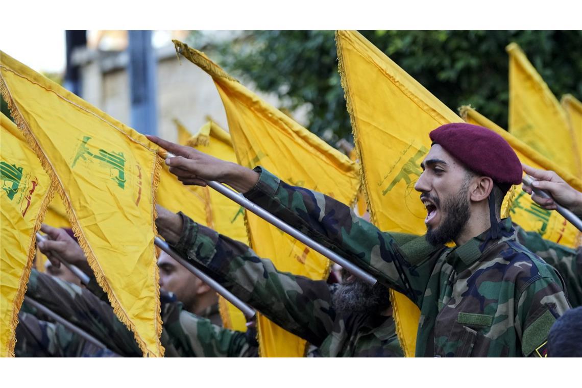 Archivbild: Hisbollah-Mitglieder hissen ihre Flaggen.