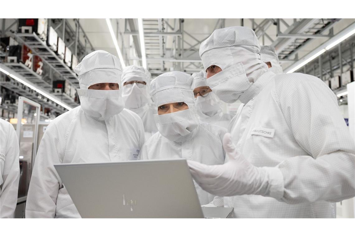 Archivbild: Katherina Reiche (Mitte), Bundesministerin für Wirtschaft und Energie, besucht gemeinsam mit Michael Kretschmer (links), Ministerpräsident von Sachsen, den Reinraum in der Chipfabrik von Infineon in Dresden.