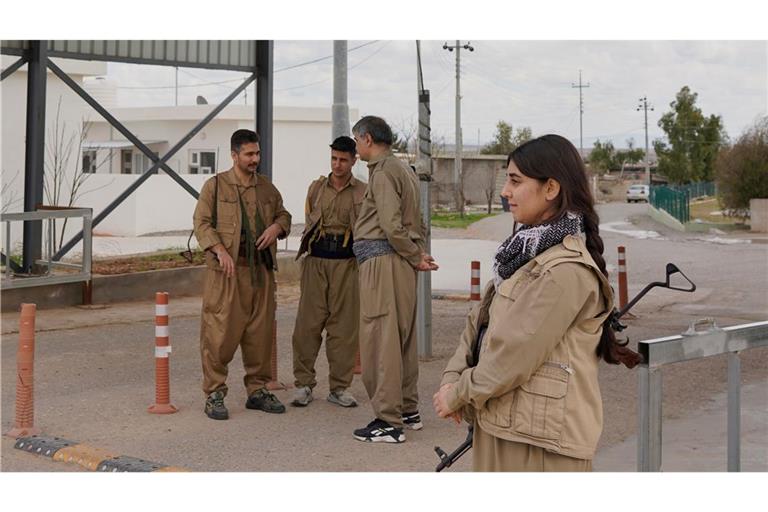 Archivbild: Mitglieder der Demokratischen Partei Iranisch-Kurdistans (PDKI) stehen an einem Kontrollpunkt, der zu ihrem Stützpunkt im Stadtteil Koya im irakischen Erbil führt.