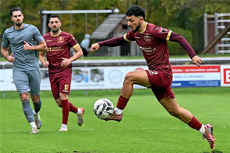 Arda Gürsel ist mit Backnang Oberliga-Fußballern weiterhin auf dem Erfolgsweg. Nach dem 4:2-Heimsieg über Neckarsulm ist die TSG neuer Spitzenreiter. Foto: Tobias Sellmaier