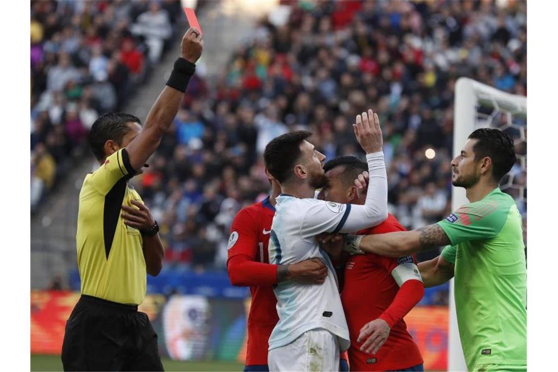 Argentinien-Star Lionel Messi (M) sieht gegen Chile die Rote Karte. Foto: Victor R. Caivano/AP
