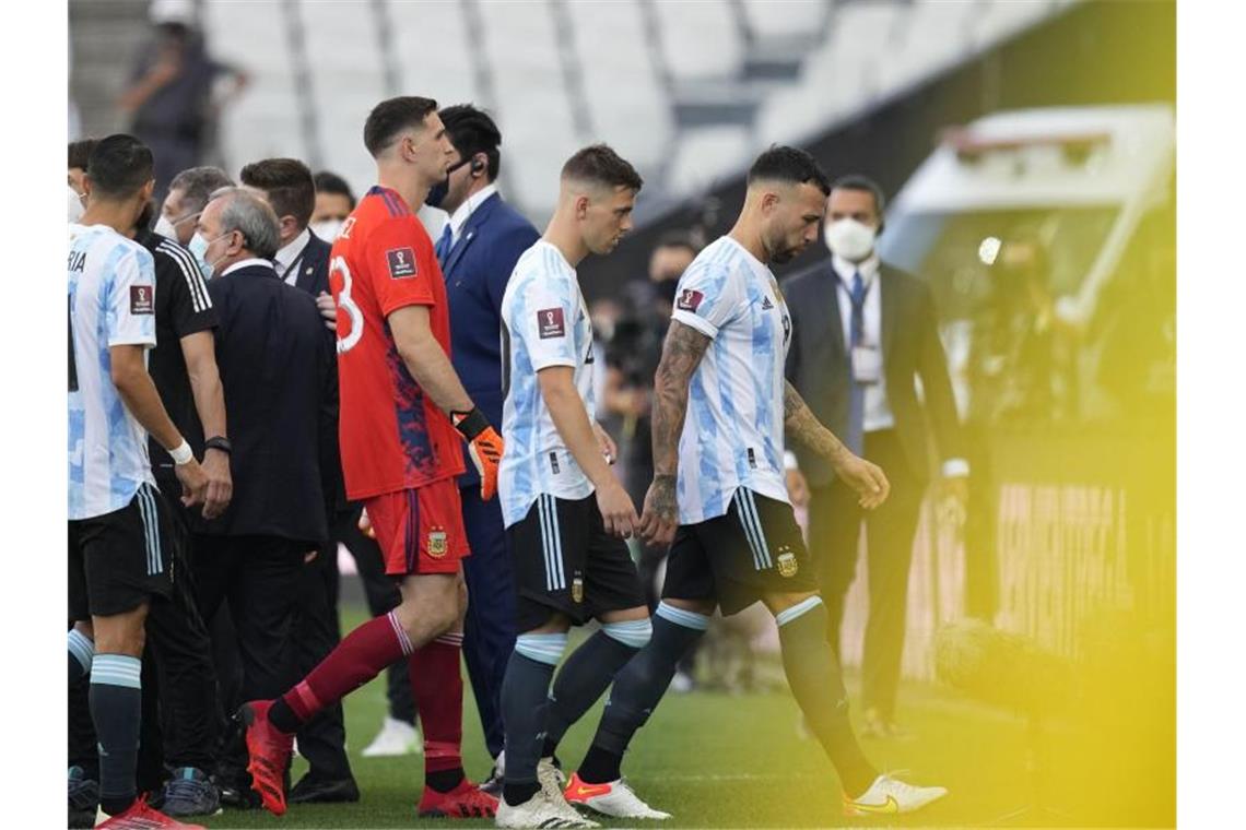 Argentiniens Nicolas Otamendi (l-r), Giovani Lo Celso und Emiliano Martinez verlassen das Spielfeld. Foto: Andre Penner/PA Wire/dpa