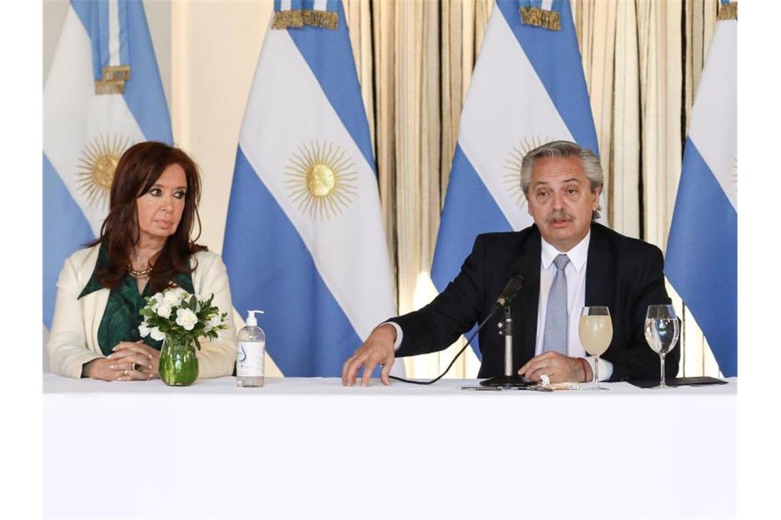 Argentiniens Präsident Alberto Fernandez und Vizepräsident Cristina Fernandez de Kirchner während einer Pressekonferenz in Buenos Aires. Foto: ESTEBAN COLLAZO/Presidencia Argentina/dpa