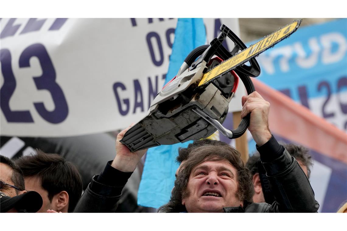 FDP versucht Comeback - Wende ohne Kettensäge Argentiniens Präsident Javier Milei posiert mit Kettensäge - ein Vorbild für die FDP? (Archivbild)