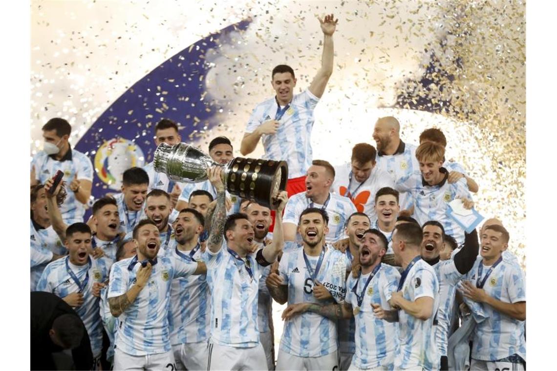 Erlösung für Messi: Erster Titel mit Argentinien Argentiniens Spieler feiern mit der Trophäe nach dem 1:0-Sieg gegen Brasilien. Foto: Andre Penner/AP/dpa