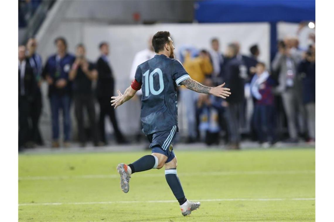 Argentiniens Superstar Lionel Messi traf per Elfmeter um 2:2 gegen Uruguay. Foto: Ariel Schalit/AP/dpa