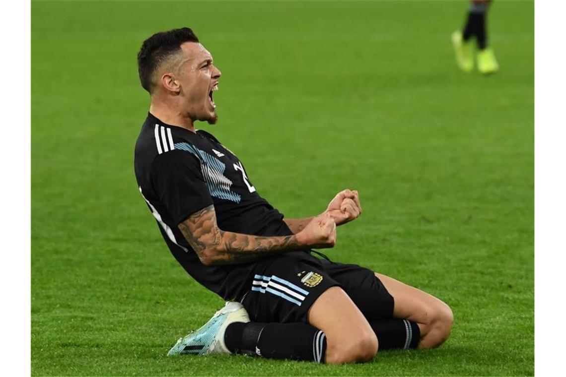 Löws Notelf verblüfft und bricht ein: 2:2 gegen Argentinien Argentiniens Torschütze Lucas Ocampos jubel nach dem 2:2-Ausgleich. Foto: Federico Gambarini/dpa