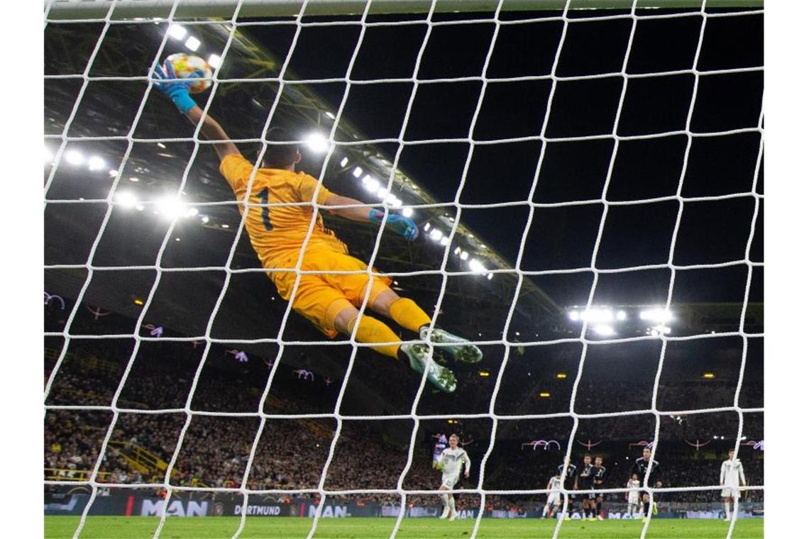 Löws Notelf verblüfft und bricht ein: 2:2 gegen Argentinien Argentiniens Torwart Agustin Marchesin pariert einen Freistoß. Foto: Federico Gambarini/dpa