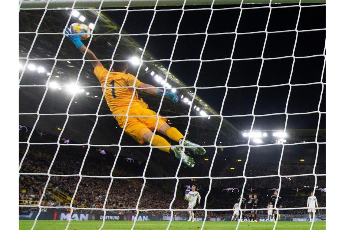 Argentiniens Torwart Agustin Marchesin pariert einen Freistoß. Foto: Federico Gambarini/dpa