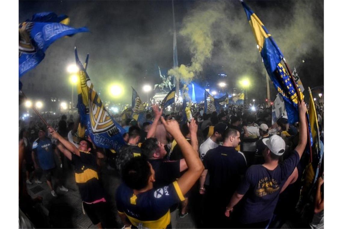 Argentinische Fußballfans trauern in Buenos Aires mit Fahnen des Clubs Boca Juniors um Diego Maradona. Foto: Fernando Gens/dpa