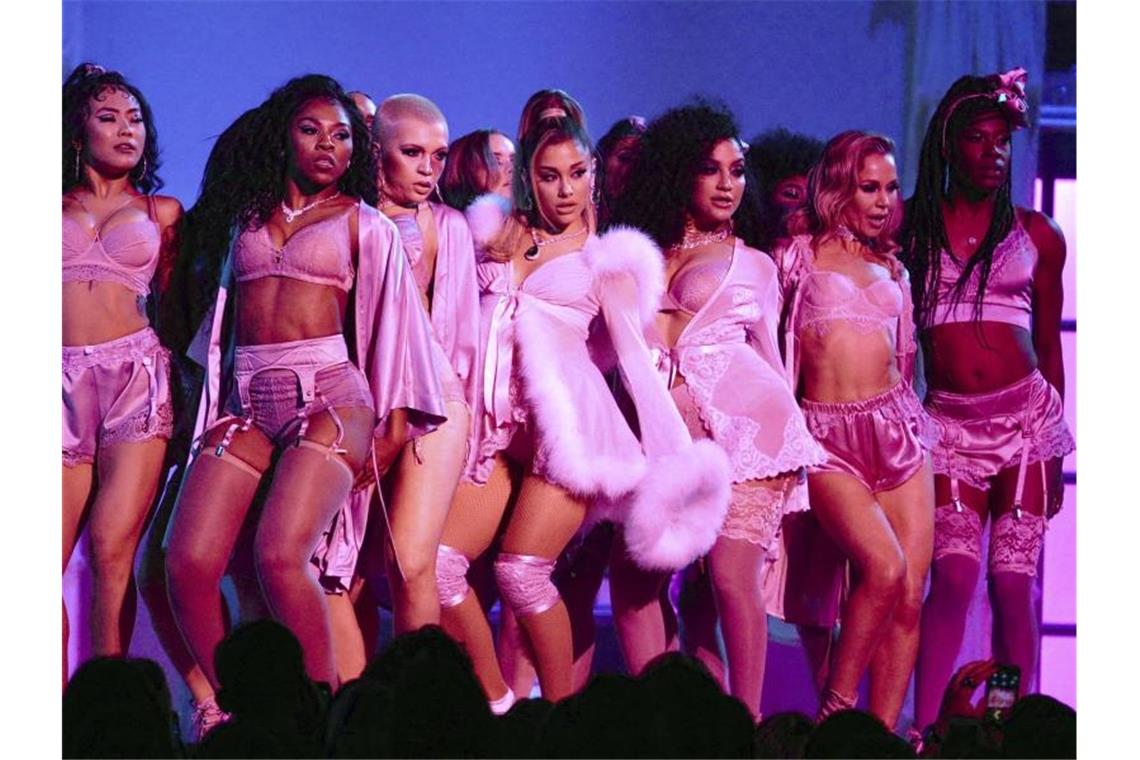 Ariana Grande tritt mit ihren Tänzerinnen auf. Foto: Matt Sayles/Invision/AP/dpa