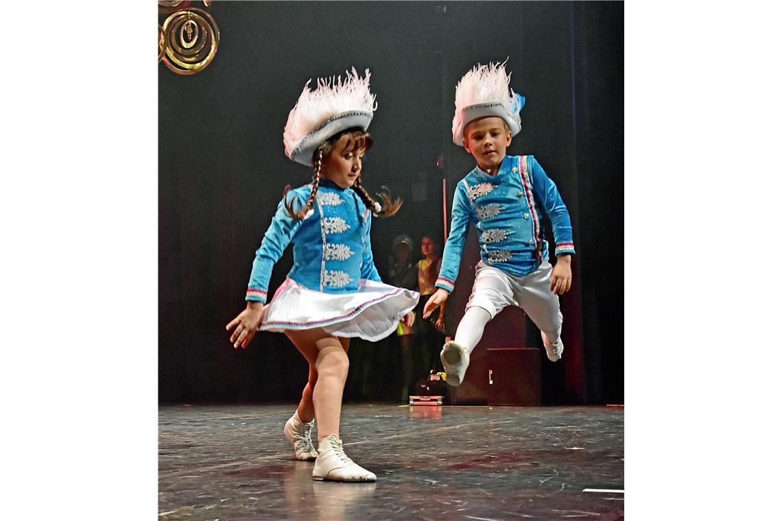 Ariana und Felix (beide 7 Jahre alt) tanzen auf der großen Bühne. Prunksitzung d...