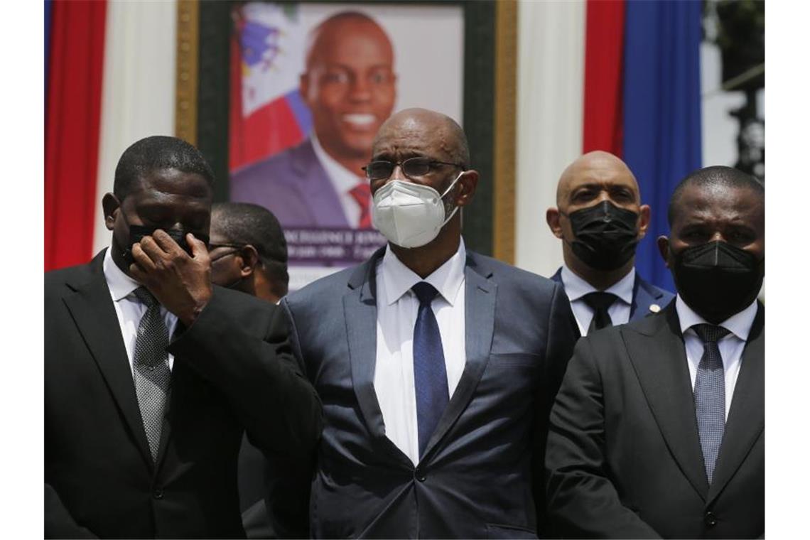 Haitis Premierminister Henry soll angeklagt werden Ariel Henry (M), designierter Premierminister von Haiti, und Interims-Regierungschef Claude Joseph (r) stehen vor einem Porträt des ermordeten haitianischen Präsidenten Jovenel Moise. Foto: Joseph Odelyn/AP/dpa