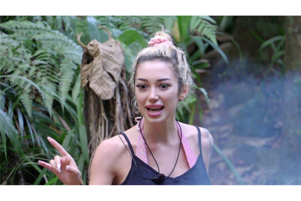 Ariel schreit weiter in den Dschungel hinein.