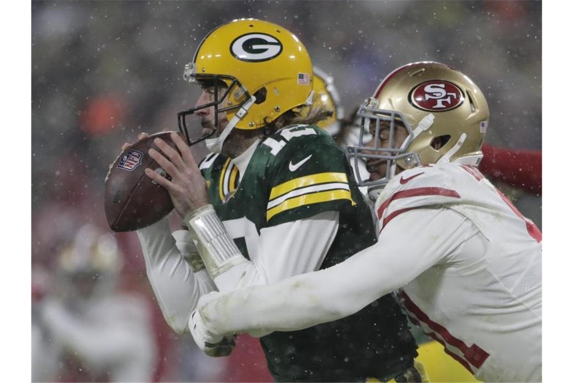 Arik Armstead von den San Francisco 49ers (l) schnappt sich den Green-Bay-Qarterback Aaron Rodgers. Foto: Aaron Gash/AP/dpa