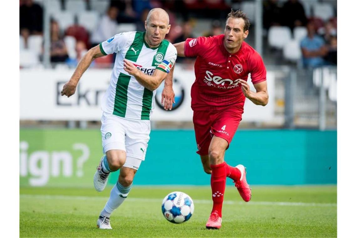Arjen Robben (l) kam im Testspiel gegen Almere City rund eine halbe Stunde zum Einsatz. Foto: Cor Lasker/ANP/dpa