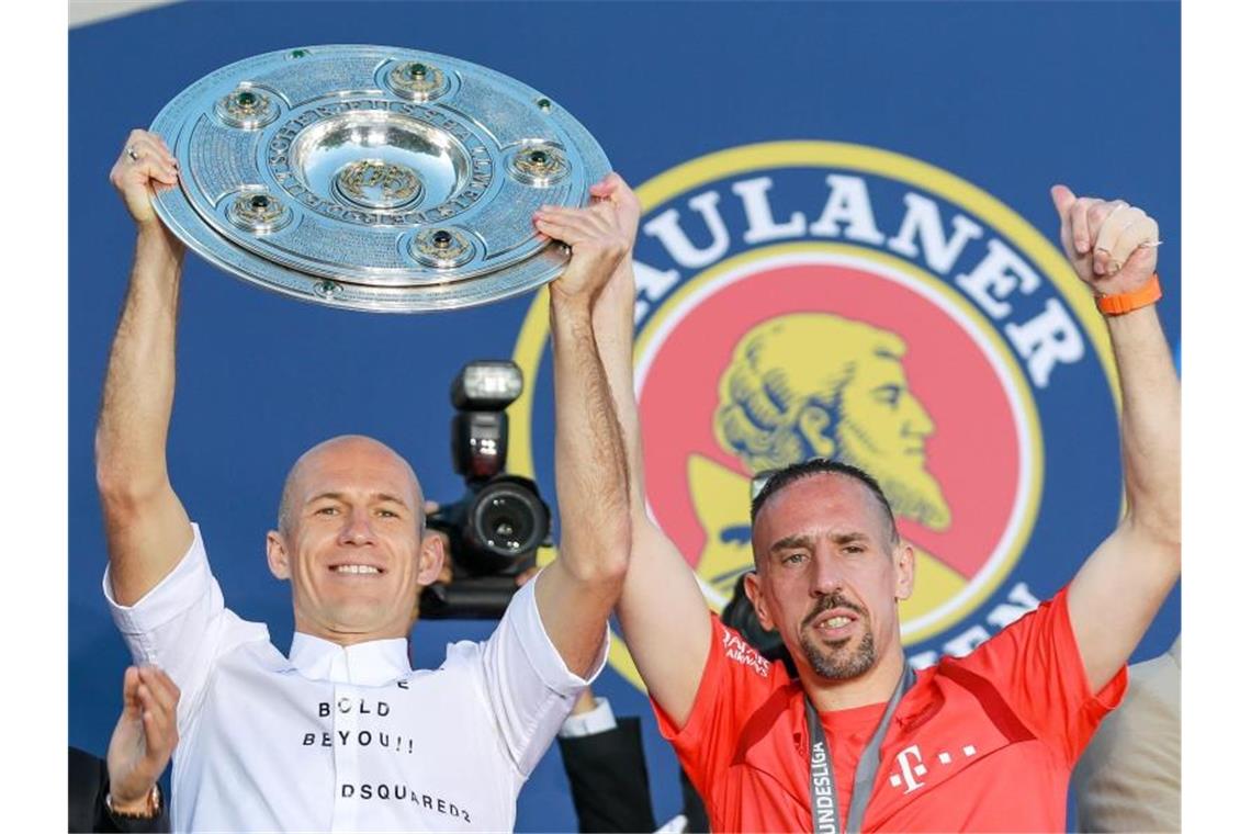 Arjen Robben (l) und Franck Ribéry feiern am Nockerberg die Meisterschaft. Foto: Marco Donato/FC Bayern München