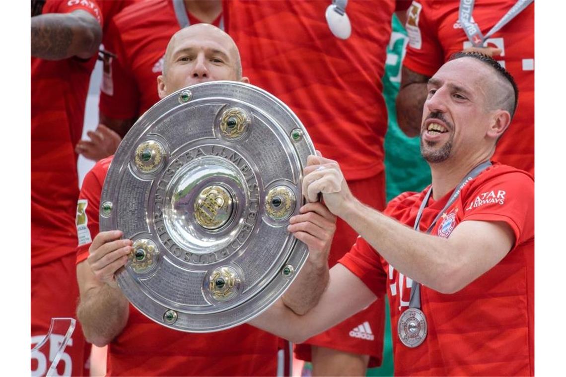 „Robbery“-Meister-Gala, ewiger Pizarro und Stevens-Abschied Arjen Robben (l) und Franck Ribéry feiern die deutsche Meisterschaft. Foto: Matthias Balk