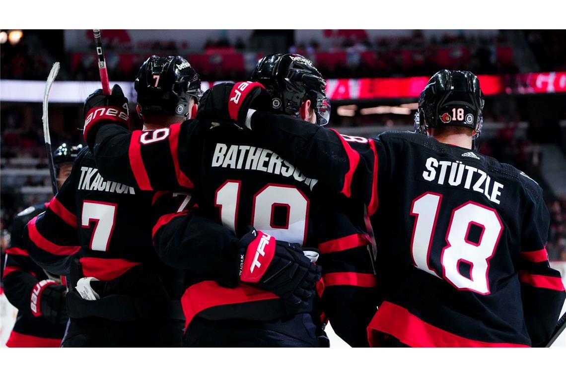 Arm in Arm feierten die Ottawa Senators ihren Sieg gegen die Nashville Predators. Maßgeblich am Erfolg beteiligt: Tim Stützle mit der Nummer 18.
