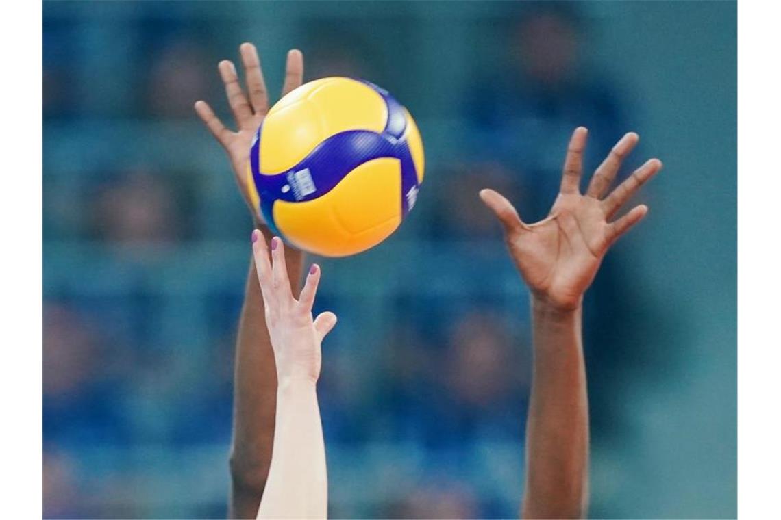 Frankfurter United Volleys verpflichten Tim Grozer Arme strecken sich in Richtung des Spielballs. Foto: Uwe Anspach/dpa/Symbolbild