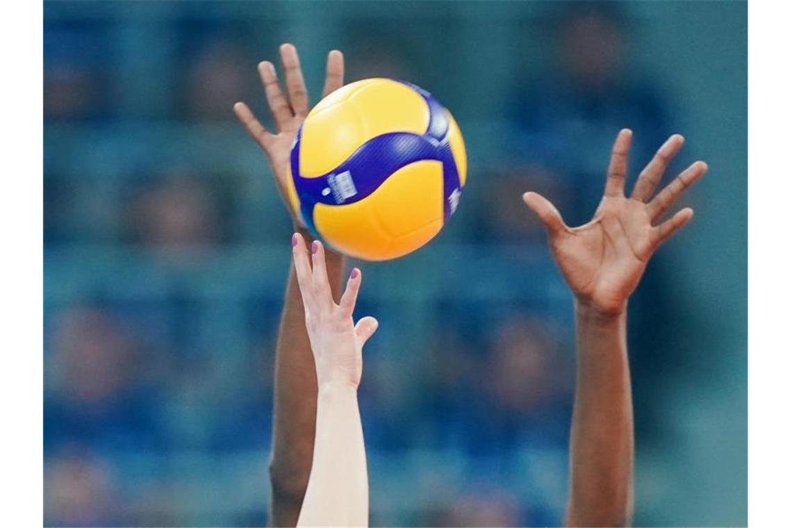 VfB Friedrichshafen verlängert mit US-Volleyballer Worsley Arme strecken sich in Richtung des Spielballs. Foto: Uwe Anspach/dpa/Symbolbild