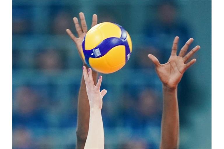 Arme strecken sich in Richtung des Spielballs. Foto: Uwe Anspach/dpa/Symbolbild