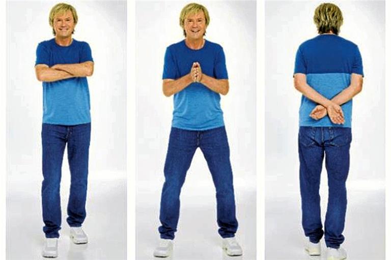 Arme verschränken, in die Hände klatschen, Arme hinter dem Rücken kreuzen. Die Bewegungsabfolge, die Matthias Nowak hier präsentiert, nennt sich Kasatschok. Später werden die Armbewegungen noch mit Schrittfolgen kombiniert. Fotos: GU/Adrian Schätz