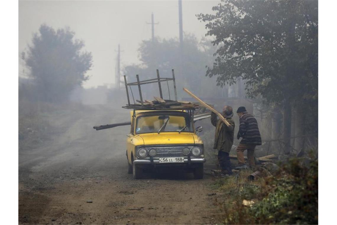 Armenien gibt mehr als 120 Orte an Aserbaidschan ab Armenier verlassen ihre Dörfer, bevor aserbaidschanische Streitkräfte die Kontrolle in der umstrittenen Region Berg-Karabach übernehmen. Foto: Sergei Grits/AP/dpa