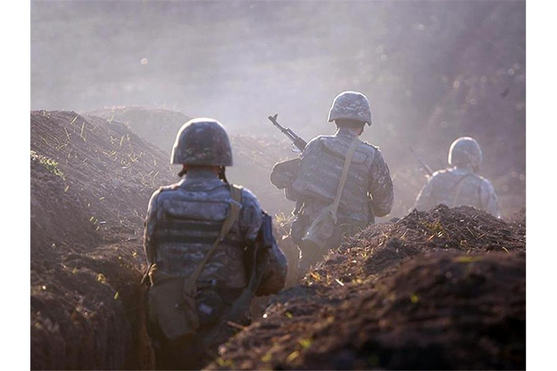 Armenische Soldaten gehen an der Frontlinie in Position. Foto: Uncredited/Armenian Defense Ministry Press Service/PAN Photo/AP/dpa