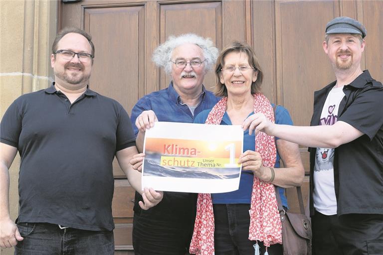 Armin Holp, Dieter Schäfer, Hanne Barth und Marco Schlich (von links) sind sich einig: Die Schülerprotestbewegung „Fridays for Future“ muss unterstützt werden. Deshalb haben sie eine Veranstaltungsinitiative gegründet, die sich „Klimaschutz – Unser Thema Nummer eins“ nennt. Foto: J. Fiedler