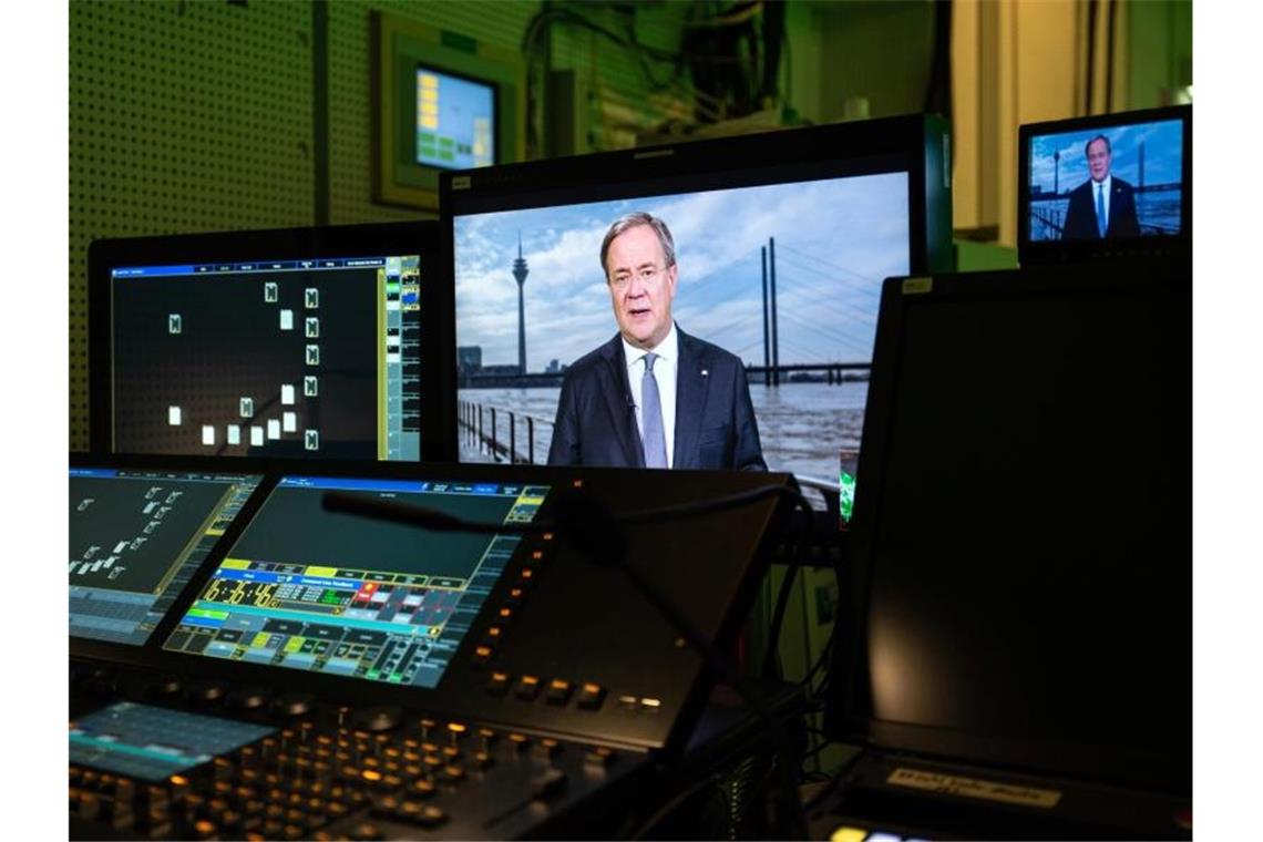 Laschet will schnell mit Kommunen über Finanzhilfen beraten Armin Laschet bei der Fernsehansprache im WDR. Foto: Mark Hermenau/Land.nrw/dpa