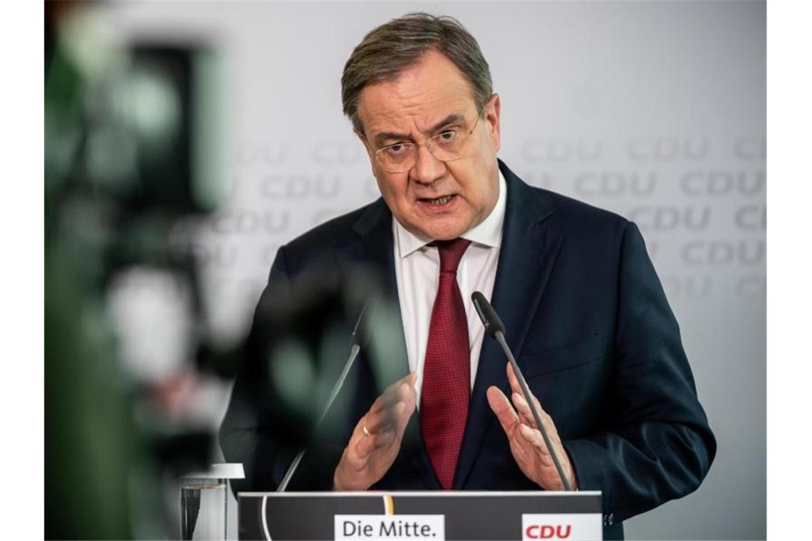 Länder kontern Merkel-Kritik: Keine Corona-Planänderung Armin Laschet, CDU-Bundesvorsitzender und Ministerpräsident von Nordrhein-Westfalen, spricht bei einer Pressekonferenz nach der Sitzung des CDU-Präsidiums im Konrad-Adenauer-Haus. Foto: Michael Kappeler/dpa-Pool/dpa