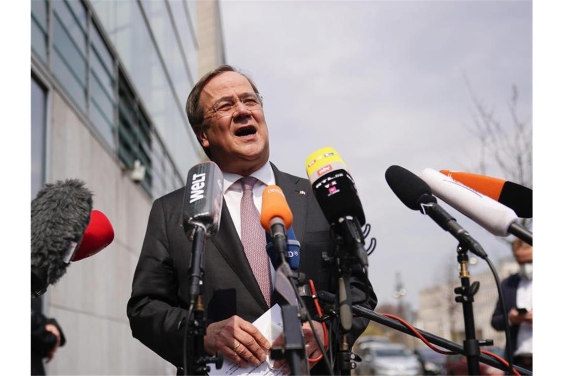 Armin Laschet, CDU-Bundesvorsitzender und Ministerpräsident von Nordrhein-Westfalen, spricht bei einem Statement vor dem Konrad-Adenauer-Haus, der Bundeszentrale der CDU. Foto: Michael Kappeler/dpa