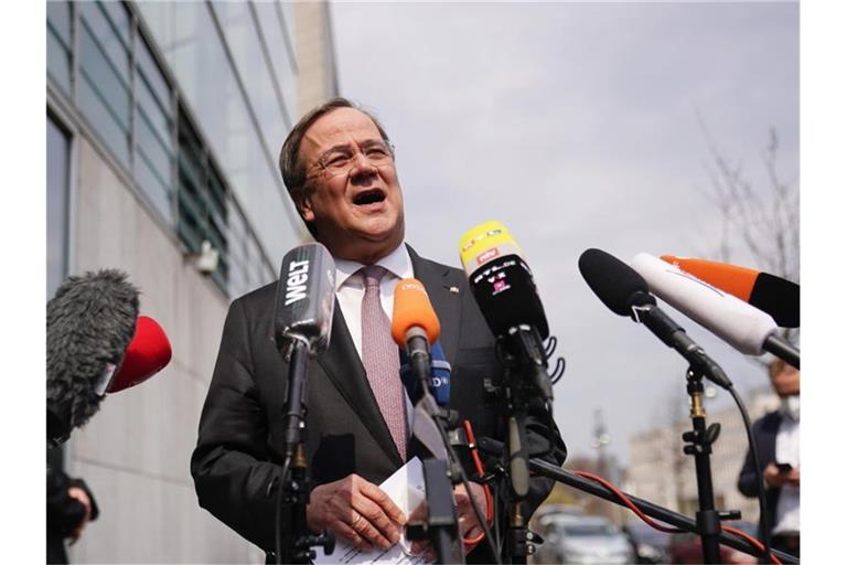 Armin Laschet, CDU-Bundesvorsitzender und Ministerpräsident von Nordrhein-Westfalen, spricht bei einem Statement vor dem Konrad-Adenauer-Haus, der Bundeszentrale der CDU. Foto: Michael Kappeler/dpa