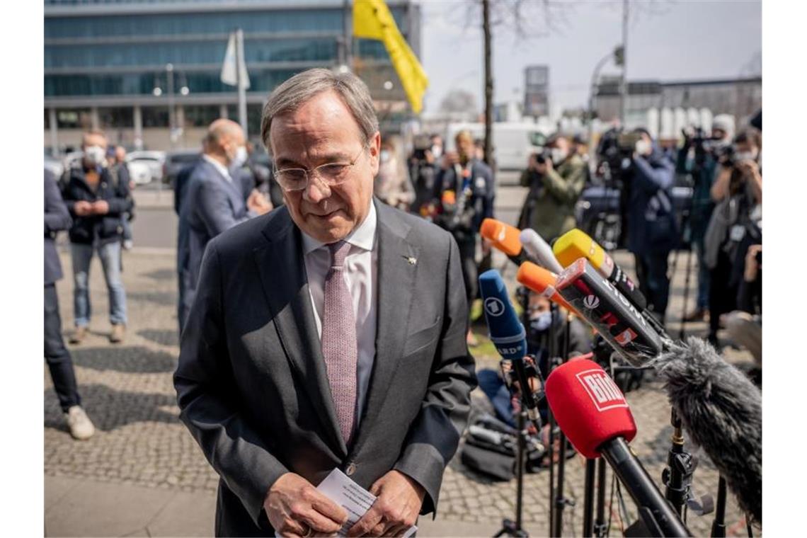 Laschet für Entscheidung über K-Frage noch am Abend Armin Laschet, CDU-Bundesvorsitzender und Ministerpräsident von Nordrhein-Westfalen, geht nach einem Statement ins Konrad-Adenauer-Haus, der Bundeszentrale der CDU. Foto: Michael Kappeler/dpa