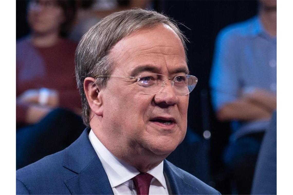 Armin Laschet (CDU, l), Kanzlerkandidat der Union, CDU-Bundesvorsitzender und Ministerpräsident von Nordrhein-Westfalen, spricht in der ZDF-Sendung „Klartext“. (Archivbild). Foto: Claudius Pflug/ZDF/dpa