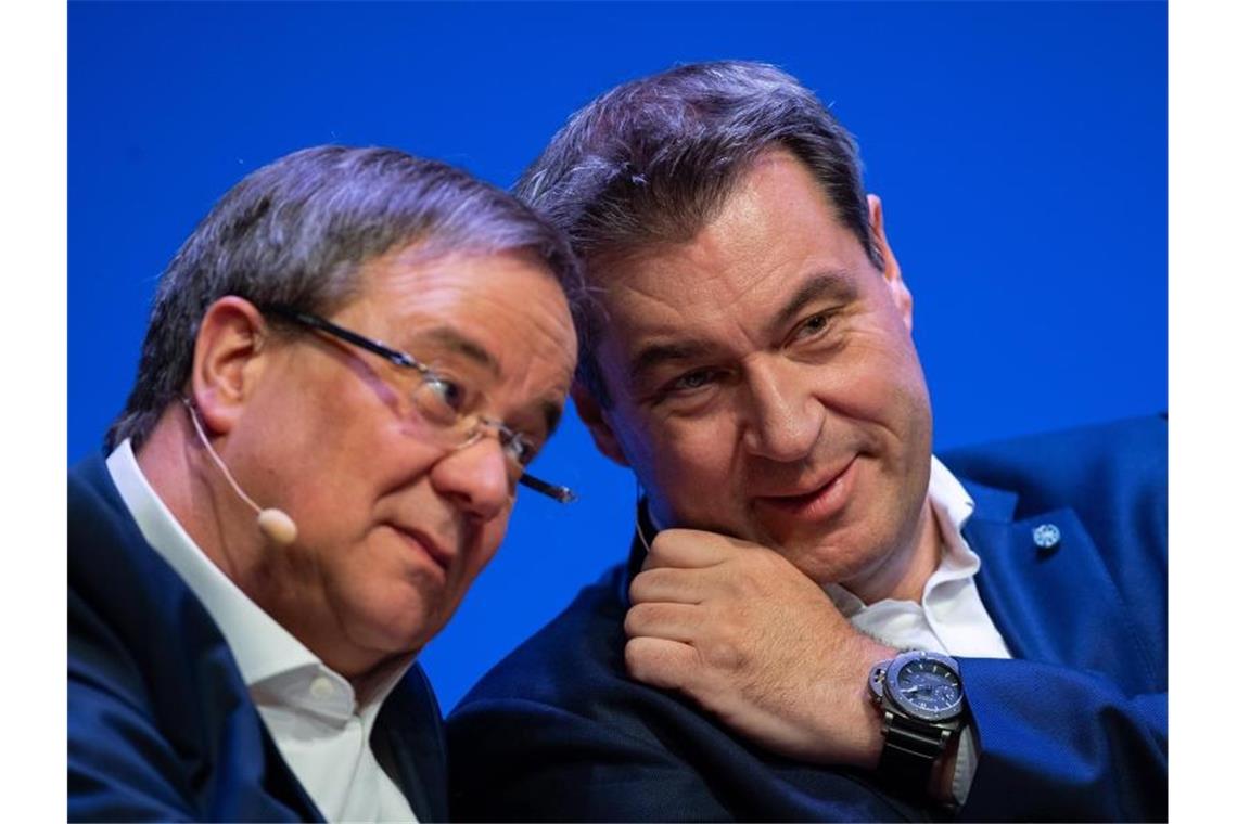 Armin Laschet (CDU, l.), Ministerpräsident des Landes Nordrhein-Westfalen, und Markus Söder (CSU), Ministerpräsident des Landes Bayern, während des offiziellen Starts der Unions-Parteien zum Europawahlkampf im April 2019. Foto: Guido Kirchner/dpa