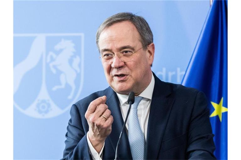 Armin Laschet (CDU), Ministerpräsident von Nordrhein-Westfalen, spricht während einer Pressekonferenz. Seiner Ansicht nach müsse man von der Impfbürokratie herunterkommen. Foto: Marcel Kusch/dpa