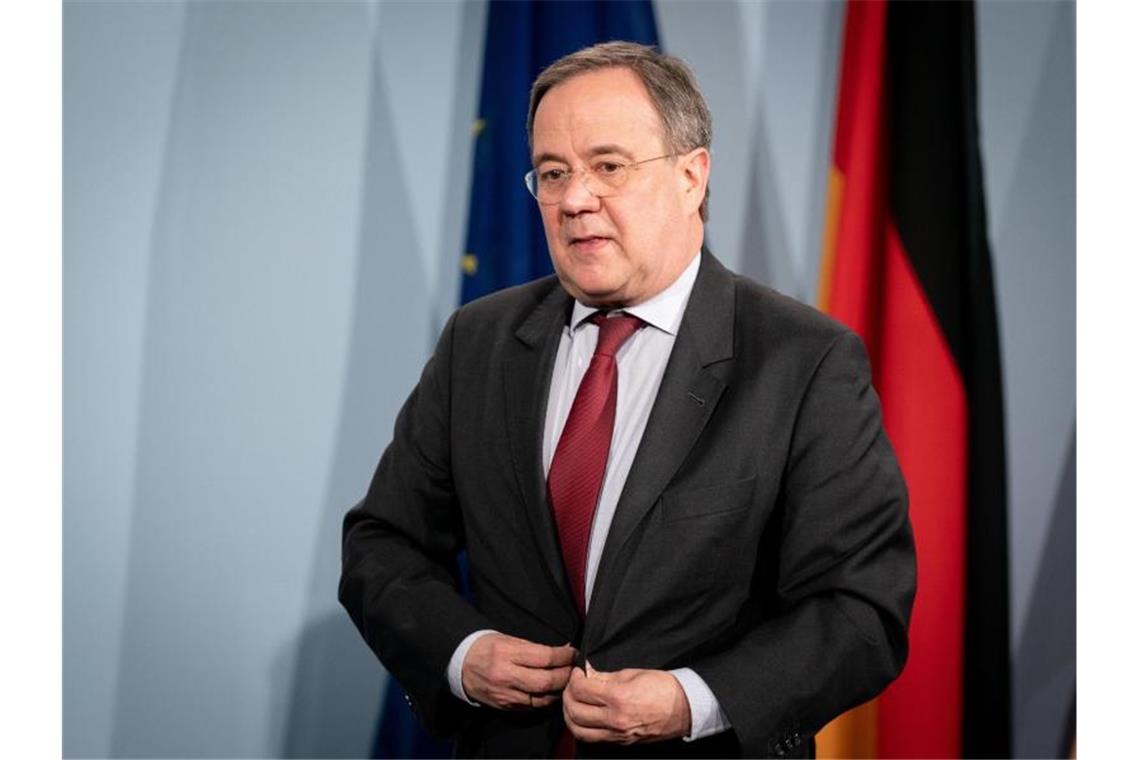 Armin Laschet (CDU), Ministerpräsident von Nordrhein-Westfalen, schaut in die Runde. Foto: Kay Nietfeld/dpa
